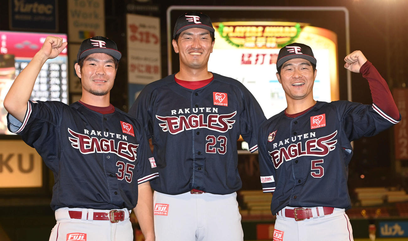 楽天対日本ハム　ヒーローインタビューを終えて笑顔を見せる、左から楽天島内、弓削、茂木（撮影・山崎安昭）