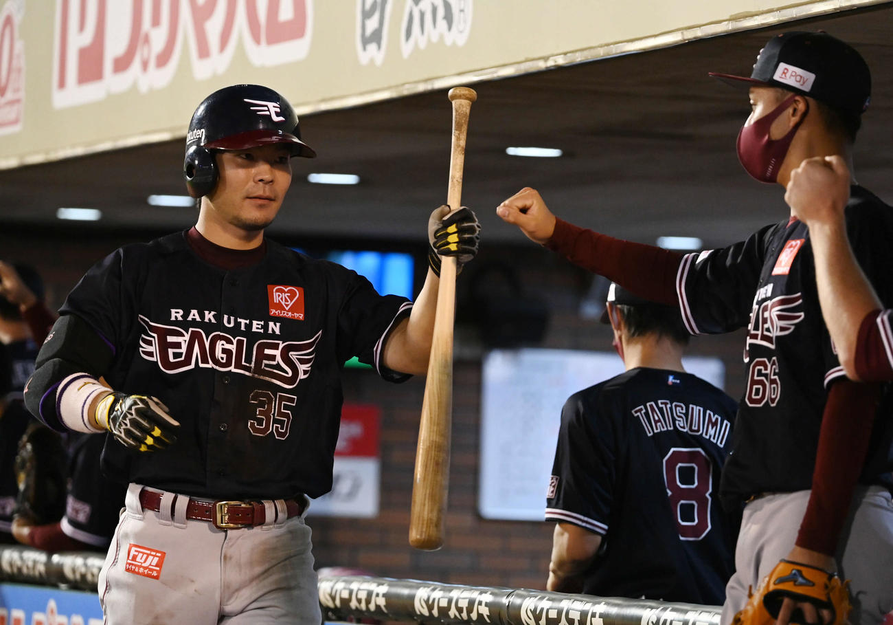 楽天対日本ハム　5回裏楽天無死、ソロ本塁打を放った島内（左）はチームメートとタッチをかわす（撮影・山崎安昭）