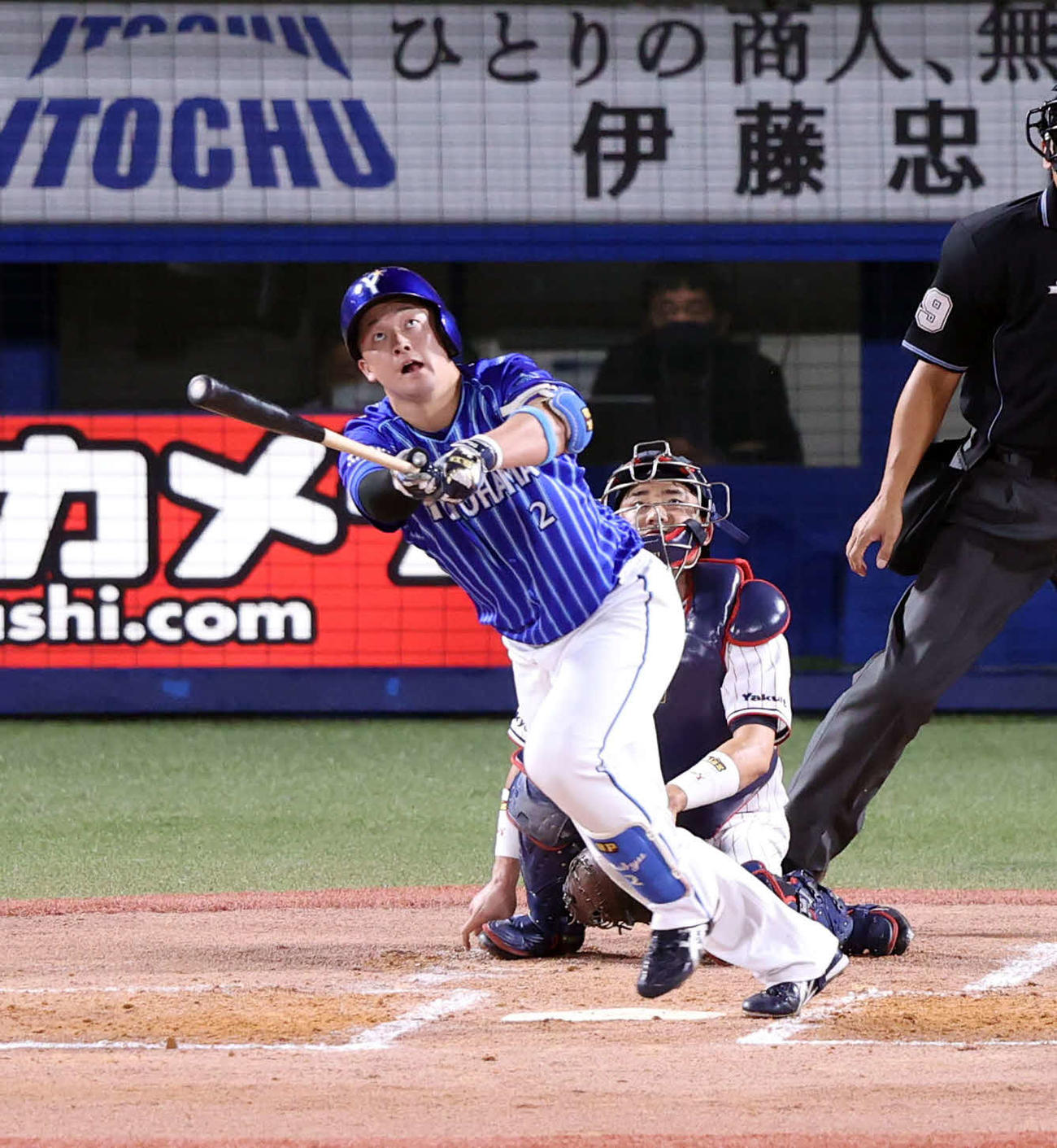 ヤクルト対DeNA 3回表DeNA2死、この日、2本目の先制ソロ本塁打を放つ牧。投手サイスニード（撮影・狩俣裕三）