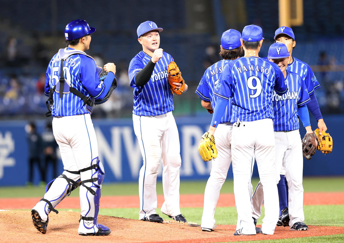 ヤクルト対DeNA 9回裏ヤクルト2死、西浦を遊ゴロに仕留めて逃げ切りグータッチで喜び合うDeNA牧（中央）ら（撮影・浅見桂子）