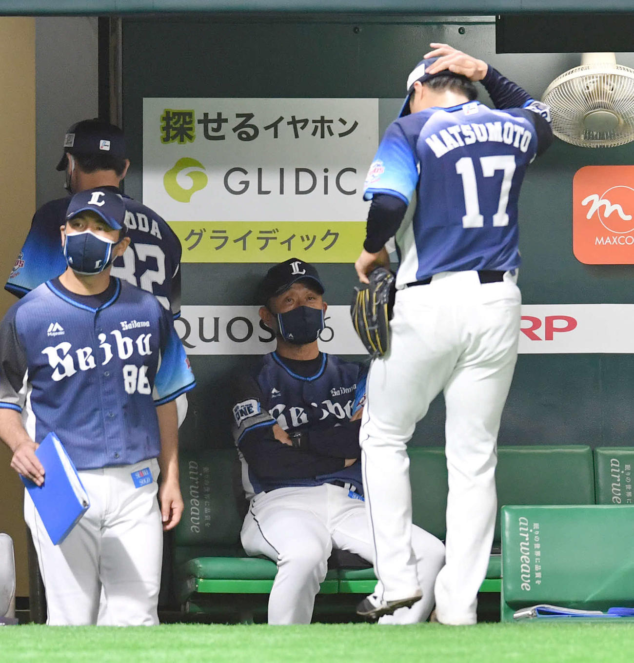 ソフトバンク対西武　5回裏ソフトバンクの攻撃を終え、4失点で逆転され肩を落としてベンチへ戻る松本（右）を見つめる辻監督（撮影・岩下翔太）