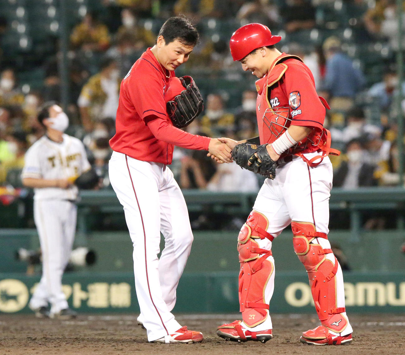 阪神対広島　試合を締めた栗林は捕手会沢（右）と握手を交わす（撮影・上山淳一）
