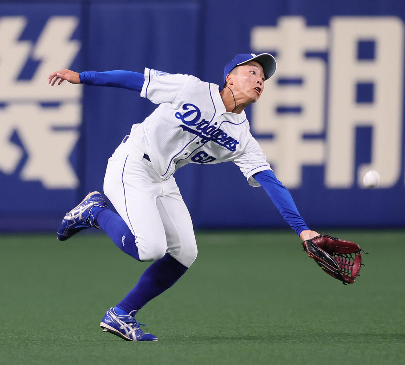 中日対巨人　5回表巨人1死、北村の打球を好捕する左翼手岡林（撮影・足立雅史）