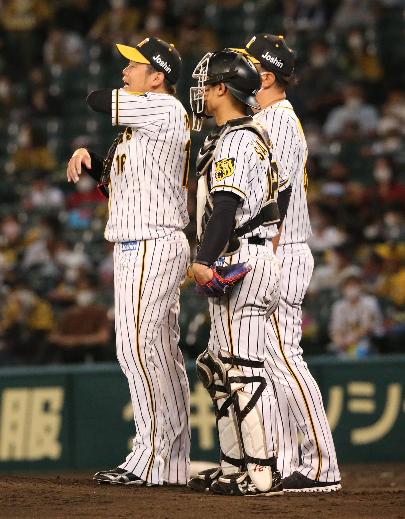 阪神対広島　7回表広島1死二、三塁、西勇輝（左）は降板する（撮影・上山淳一）