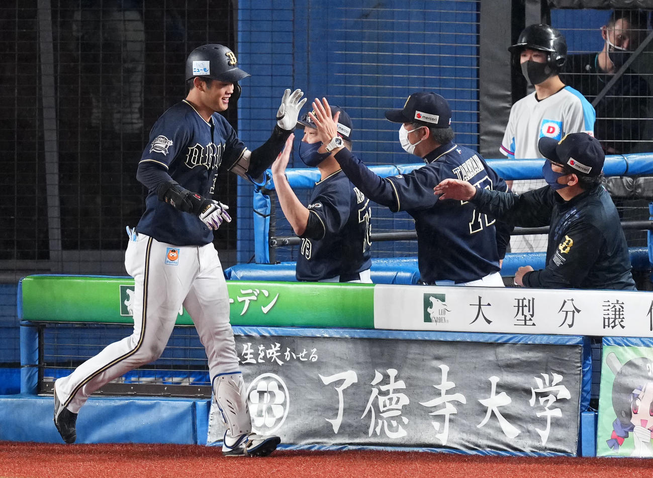 ロッテ対オリックス　8回表オリックス2死、左越え本塁打を放ち笑顔でタッチを交わす太田（左）（撮影・横山健太）