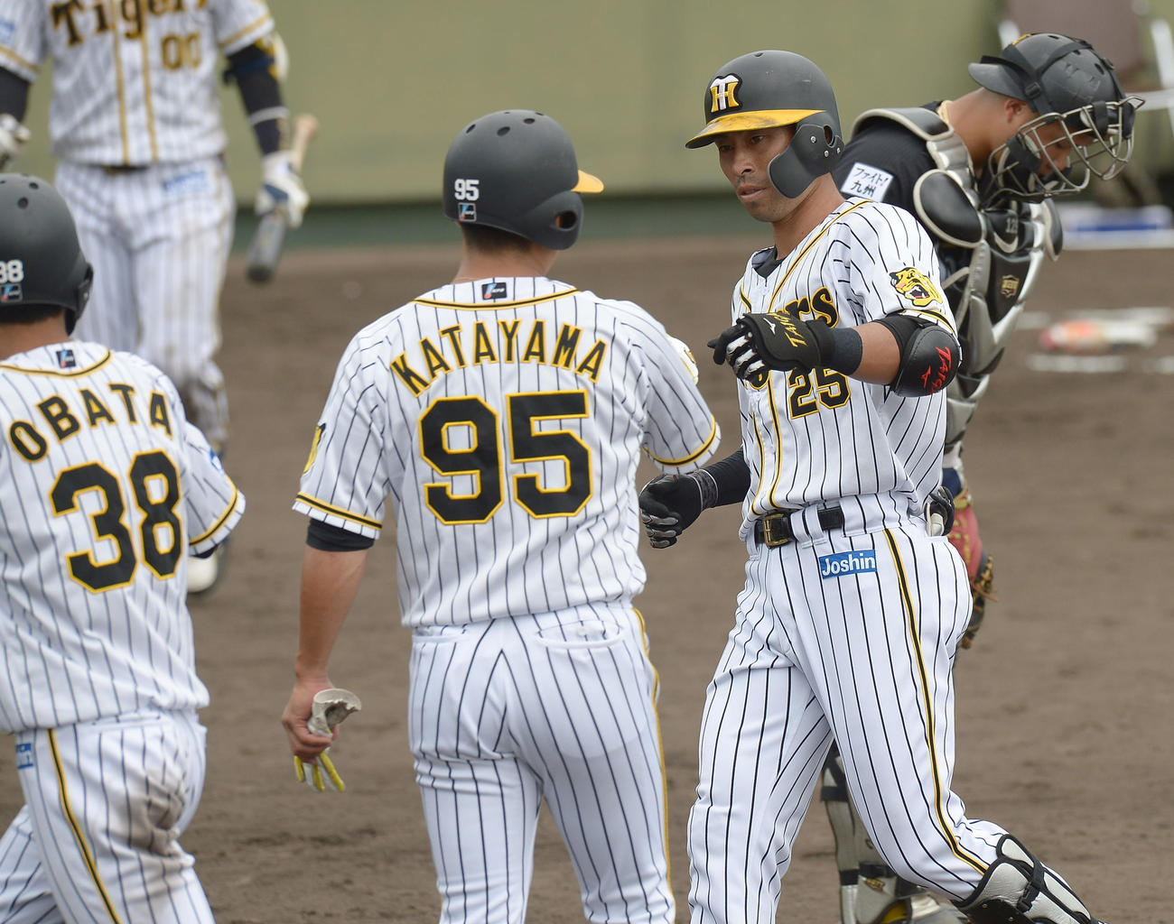 阪神対ソフトバンク3軍　2回、レフトへ3点本塁打を放った江越（代表撮影）