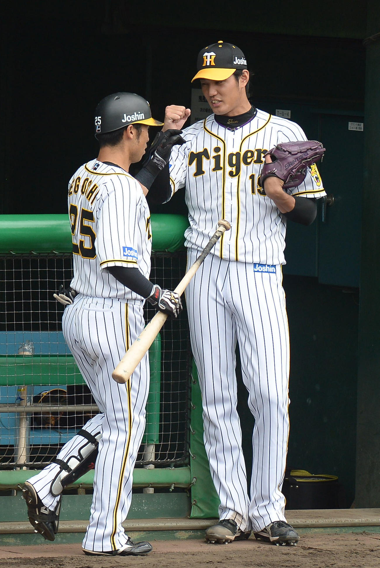 阪神対ソフトバンク3軍　2回、レフトへ3点本塁打を放った、江越（左）を迎える藤浪（代表撮影）