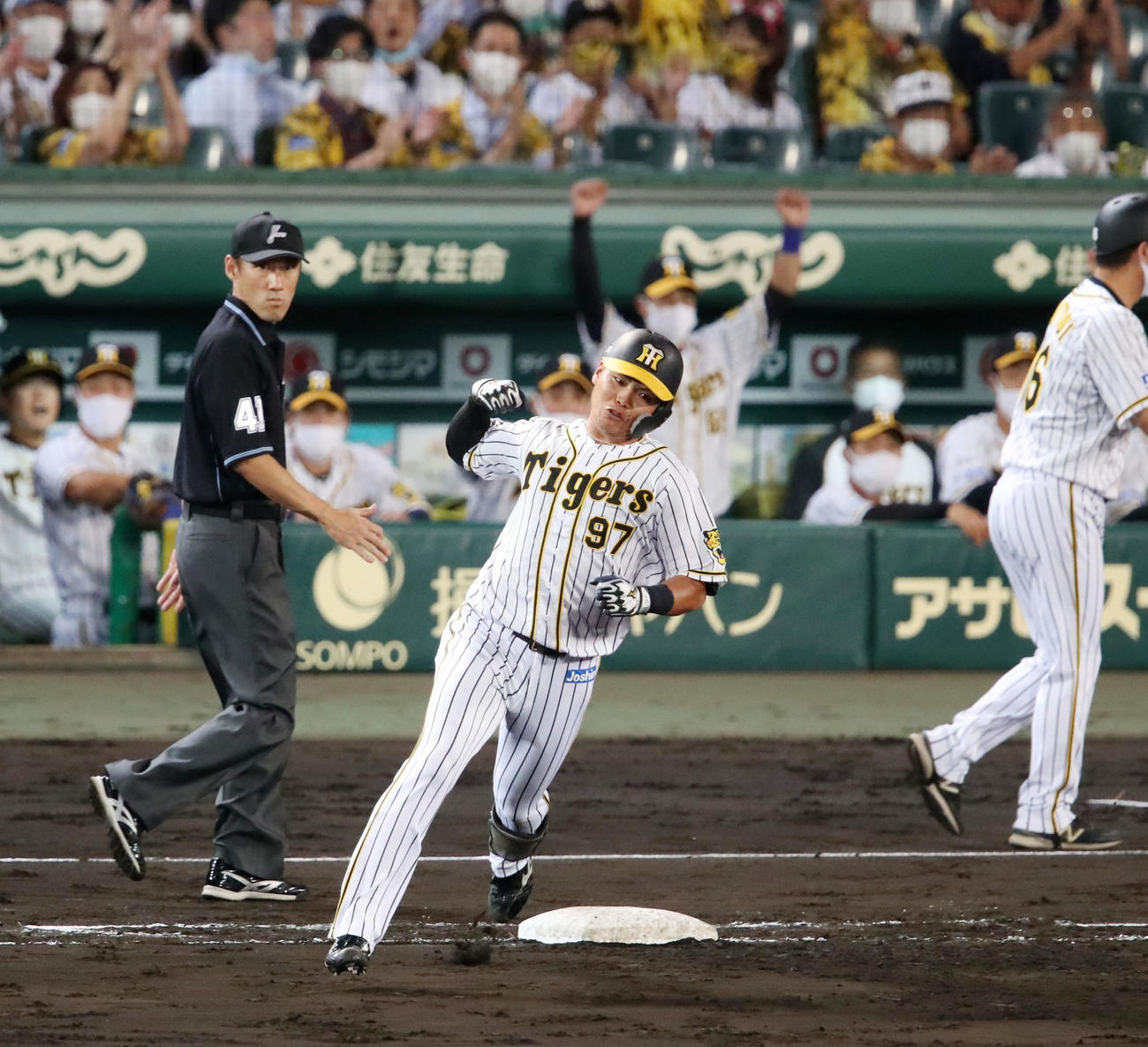 阪神対広島　4回裏阪神無死、小野寺は中越え本塁打を放ちガッツポーズを見せる（撮影・加藤哉）