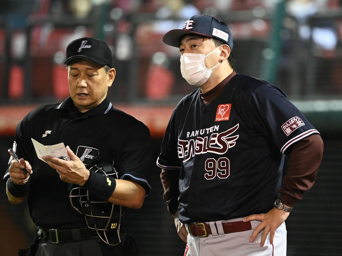楽天対日本ハム　名幸球審（左）に選手交代を告げる楽天石井GM兼監督（撮影・山崎安昭）