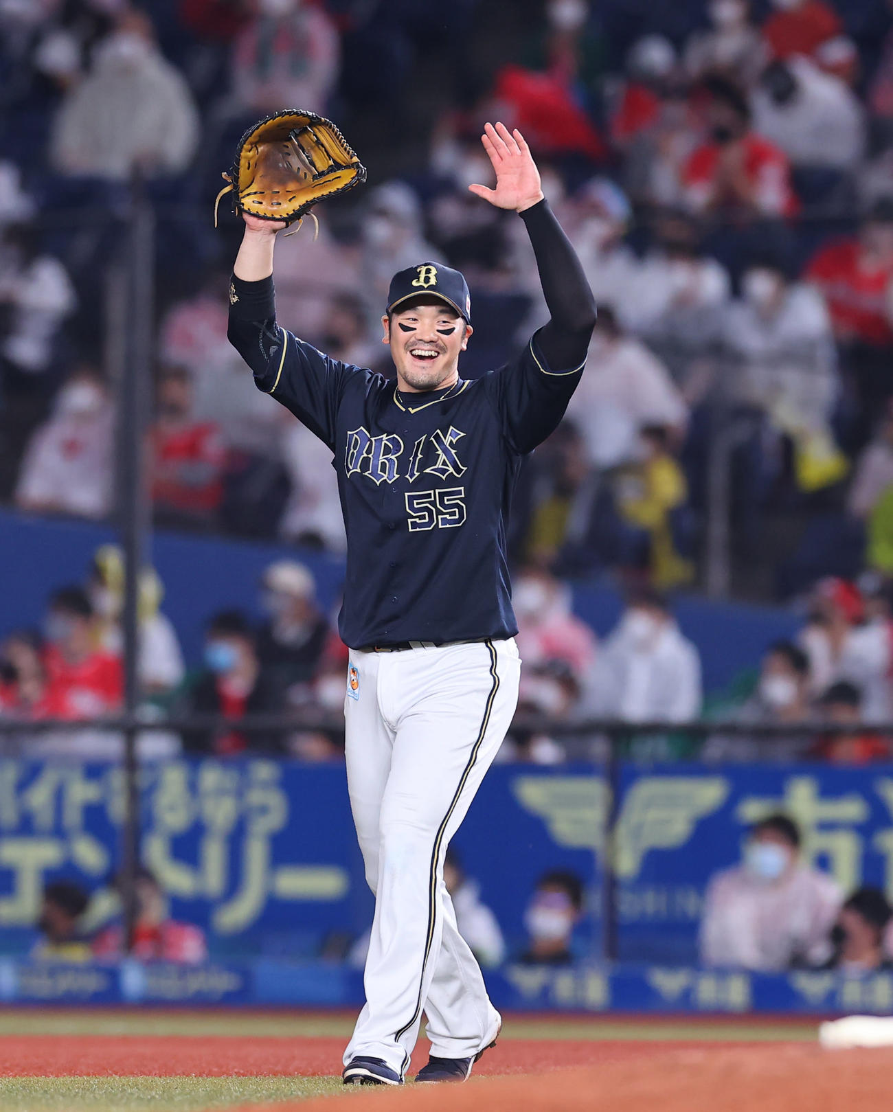 ロッテ対オリックス　ロッテに3連勝の瞬間、笑顔でバンザイするオリックスT－岡田（撮影・垰建太）