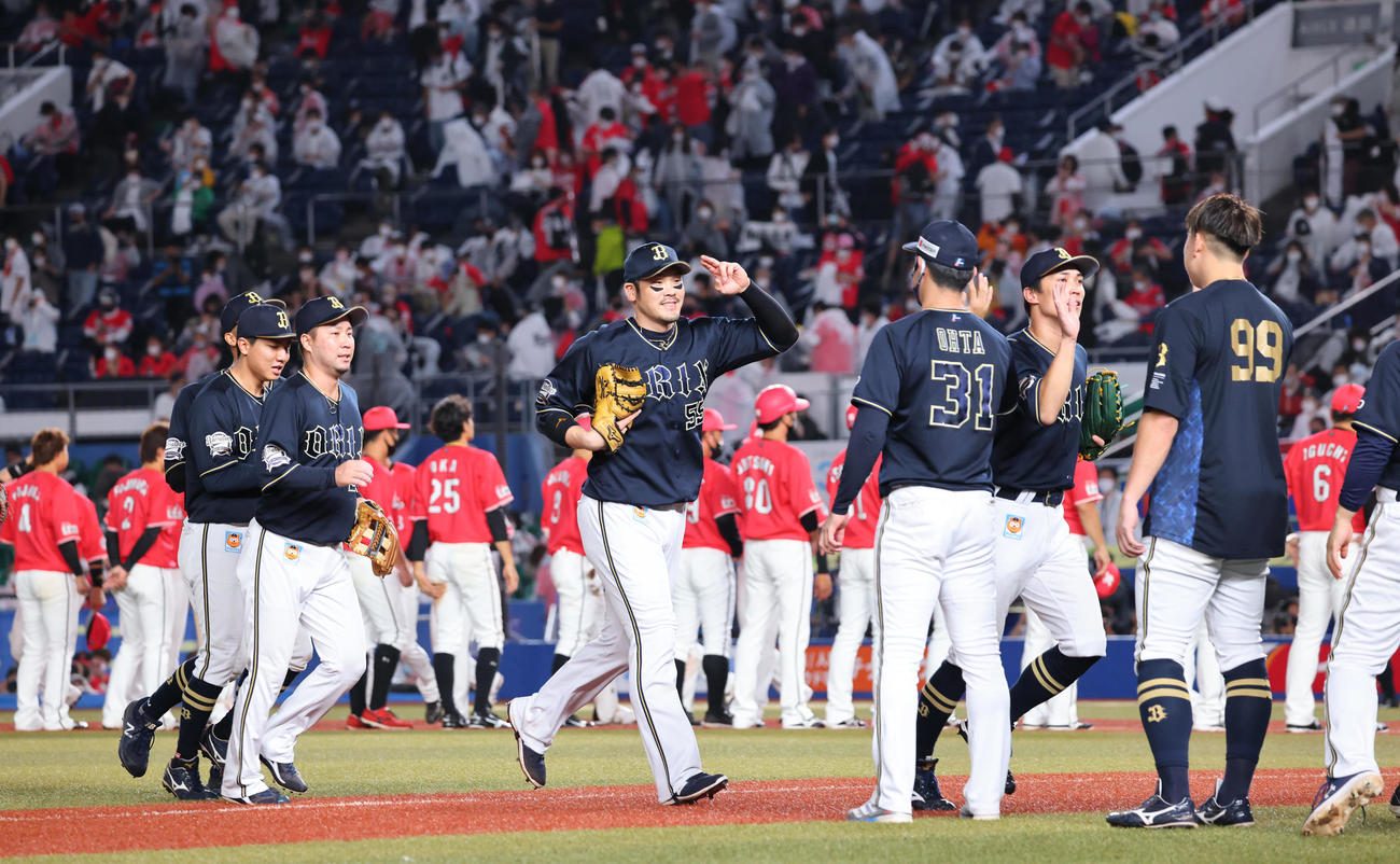 ロッテ対オリックス　ロッテに3連勝しタッチを交わすT－岡田（中央）らオリックスの選手たち（撮影・垰建太）