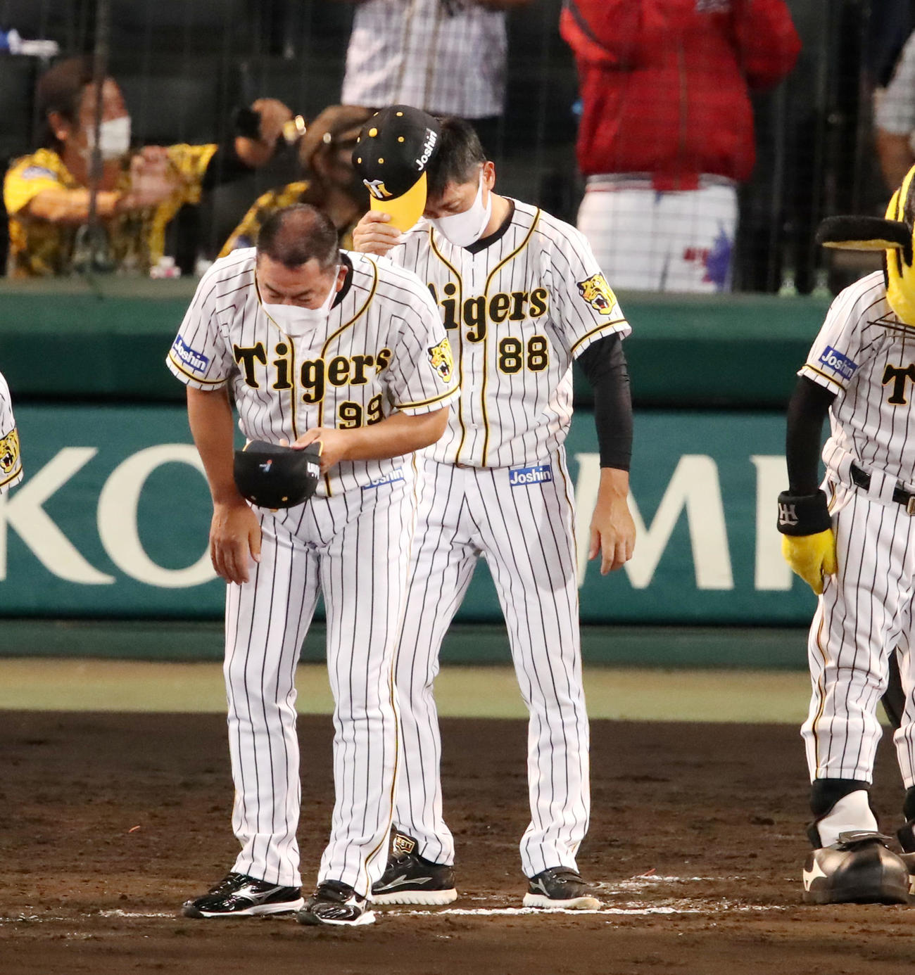 阪神対広島　広島に敗れ一礼する矢野監督。左は井上コーチ（撮影・加藤哉）