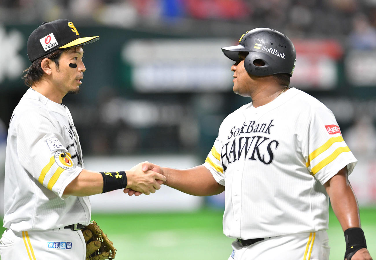 ソフトバンク対西武　7回裏ソフトバンクの攻撃終了後、適時打を放ったデスパイネ（右）と握手を交わす松田（撮影・岩下翔太）
