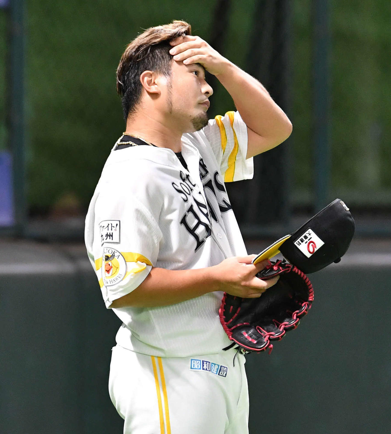 ソフトバンク対西武　9回表西武2死一、二塁、岸に勝ち越しの左前適時打を打たれ、頭を抱える森（撮影・岩下翔太）