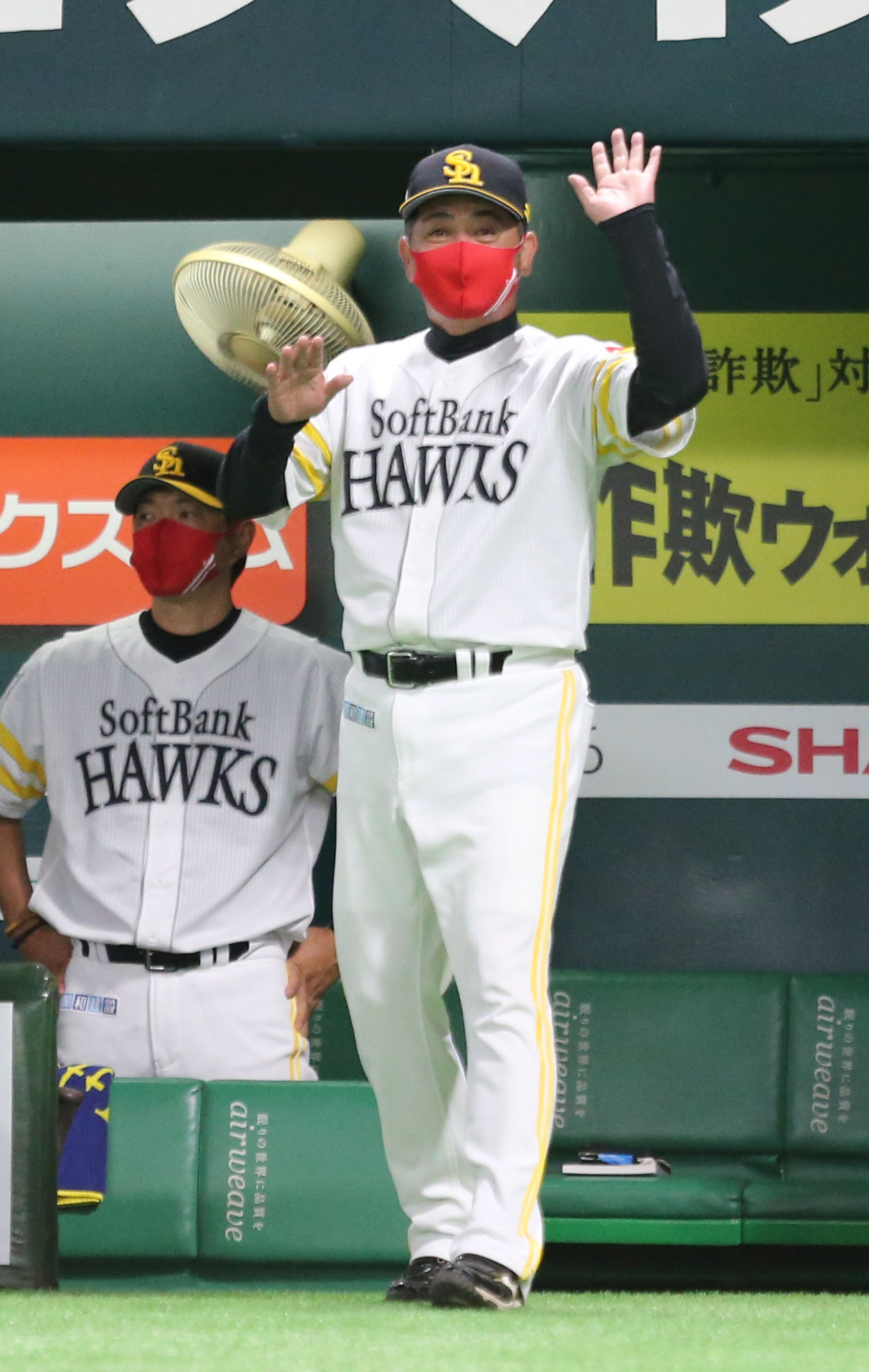 ソフトバンク対西武　5回表西武1死満塁、リプレイ検証を要求する工藤監督（撮影・屋方直哉）