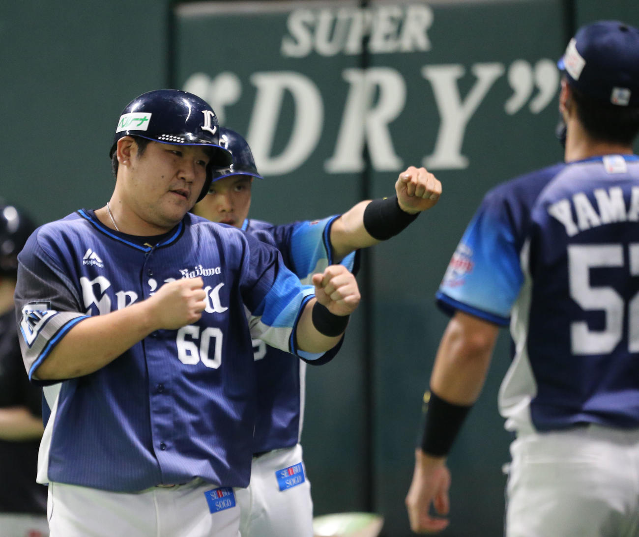 ソフトバンク対西武　4回表西武無死二、三塁、栗山の2点適時二塁打で生還した中村（前）と呉（奥）（撮影・屋方直哉）