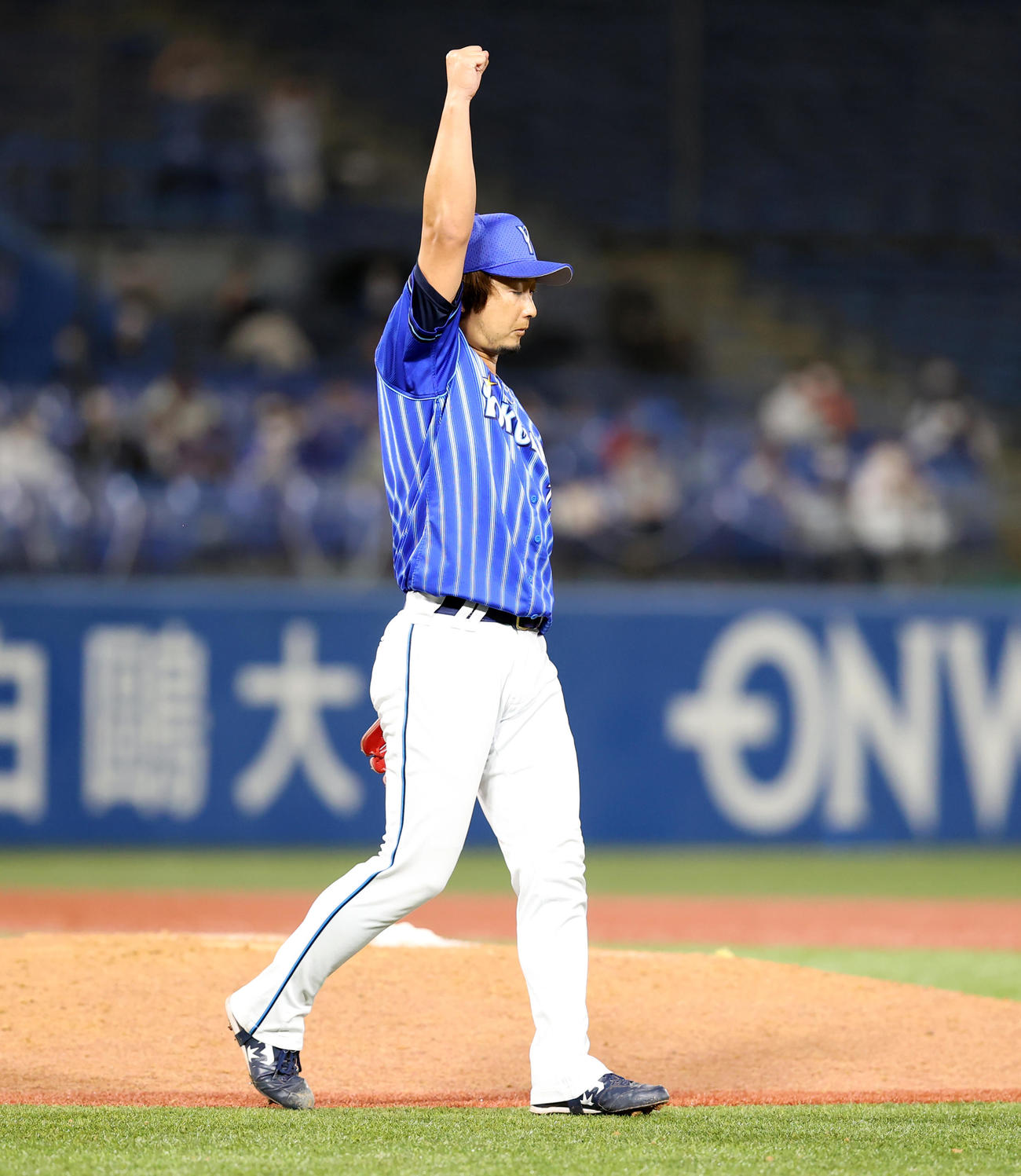 ヤクルト対DeNA 9回裏ヤクルト2死、西浦を遊ゴロに仕留めて逃げ切りガッツポーズするDeNA三嶋（撮影・浅見桂子）