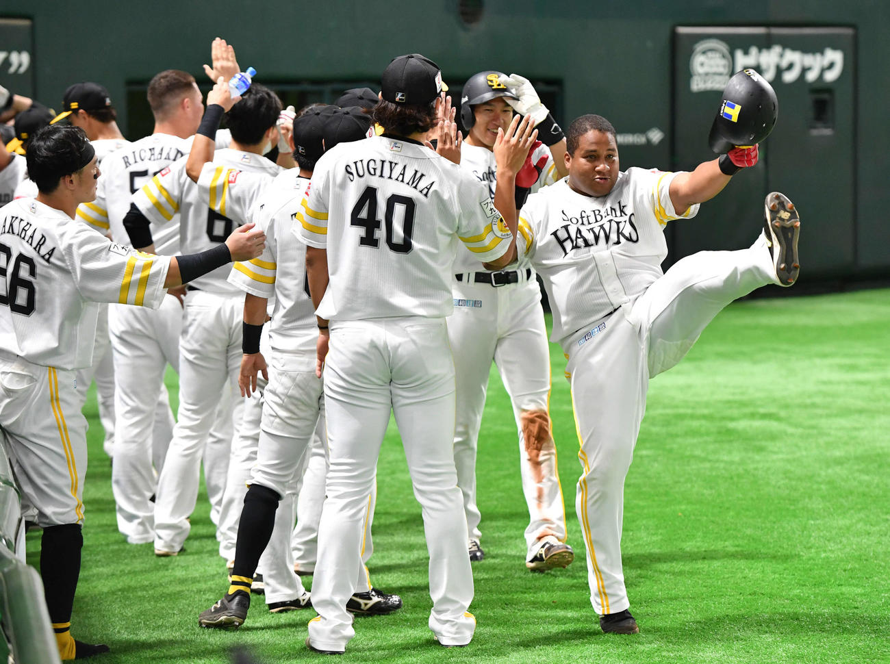 ソフトバンク対西武　5回裏ソフトバンク2死二、三塁、デスパイネは右中間逆転3点本塁打を放ち、ベンチ前で足上げポーズを決める（撮影・岩下翔太）