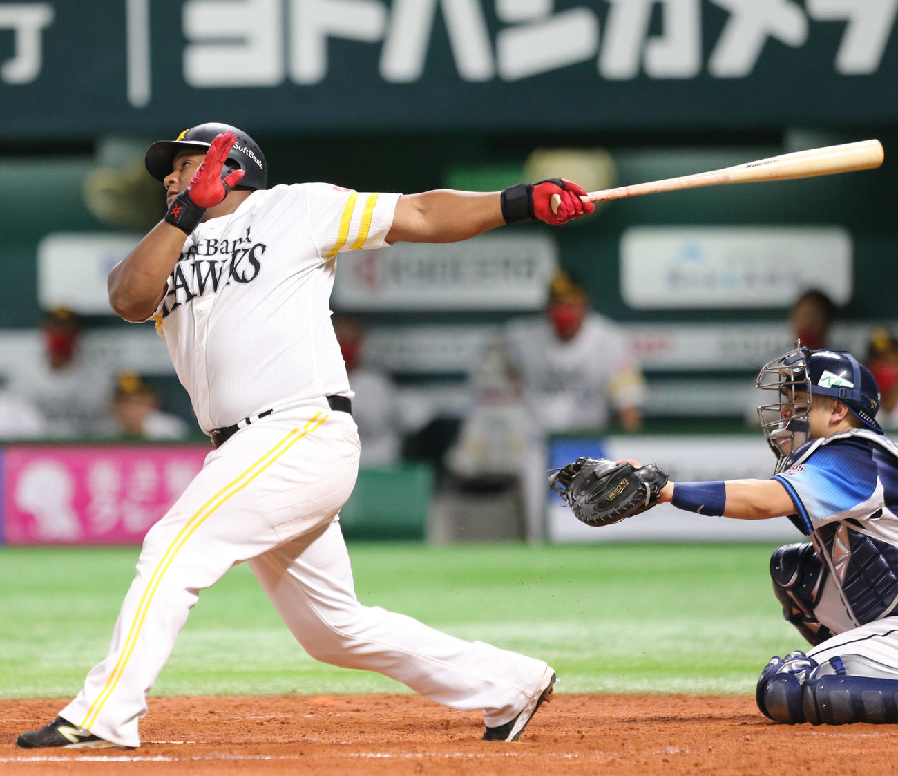 ソフトバンク対西武　5回裏ソフトバンク2死二、三塁、デスパイネは右越え逆転3点本塁打を放つ（撮影・屋方直哉）