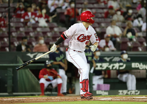 広島対ヤクルト 1回裏広島無死一、三塁、西川は先制左犠飛(撮影・加藤孝規)