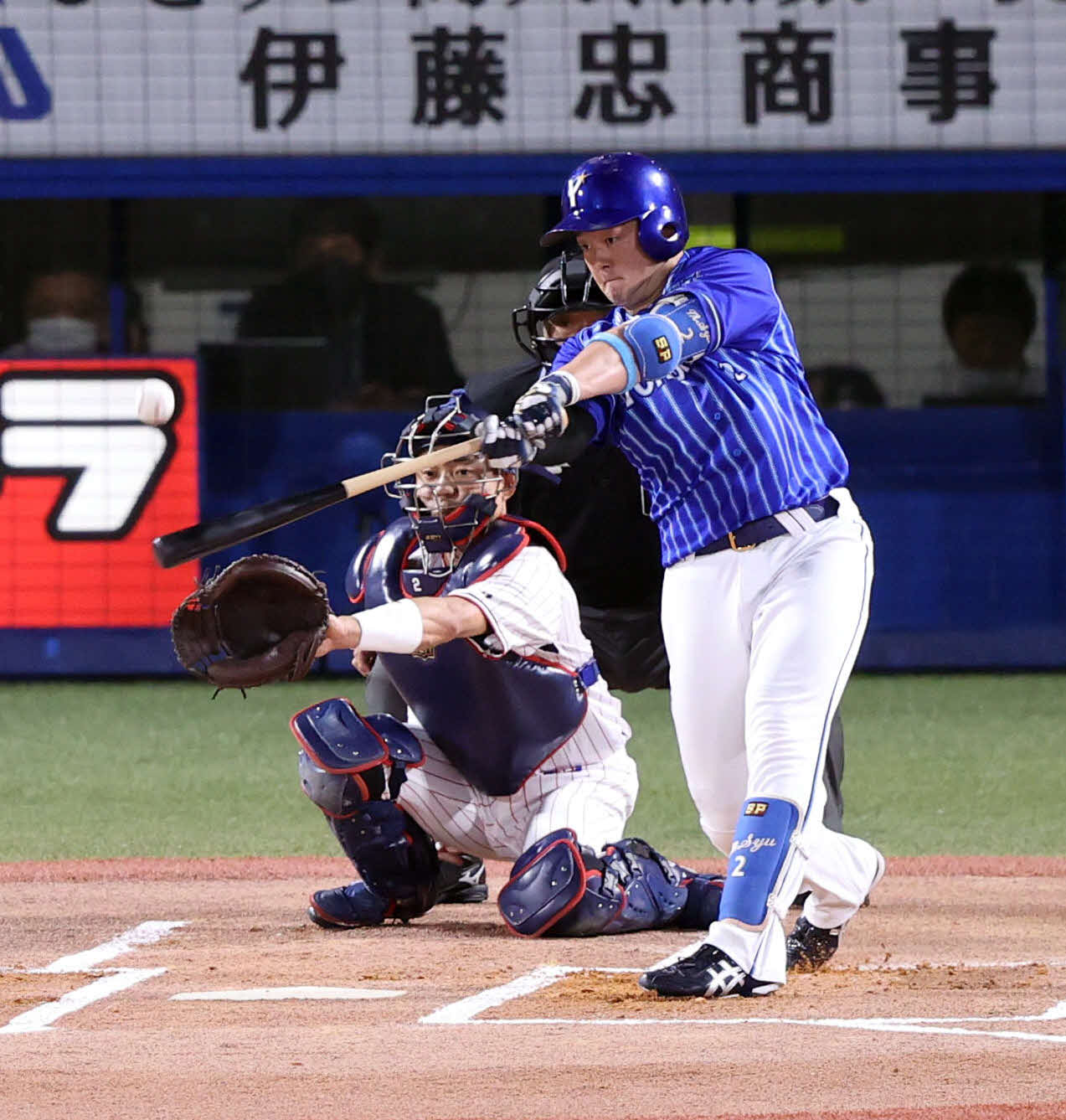 ヤクルト対DeNA 1回表DeNA2死、先制ソロ本塁打を放つ牧（撮影・狩俣裕三）