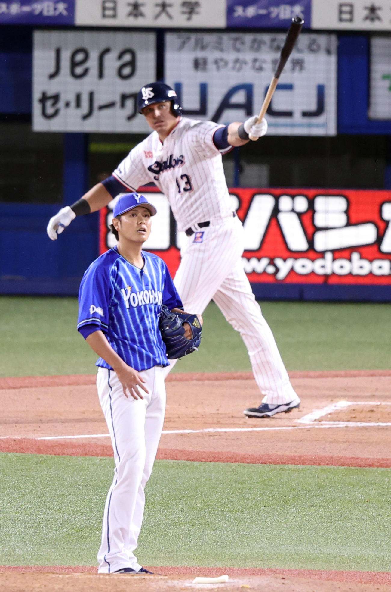 ヤクルト対DeNA 2回裏ヤクルト1死、オスナにソロ本塁打を浴びる宮国（撮影・狩俣裕三）