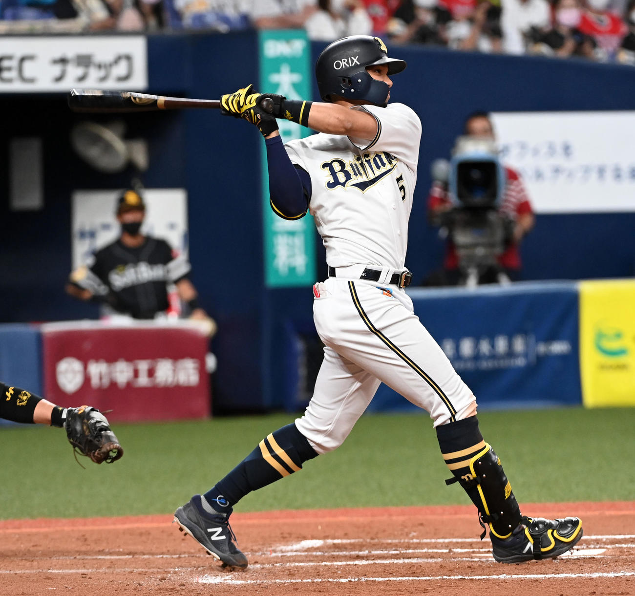 オリックス対ソフトバンク　6回裏オリックス2死三塁、宗は右前適時打を放つ（撮影・前岡正明）