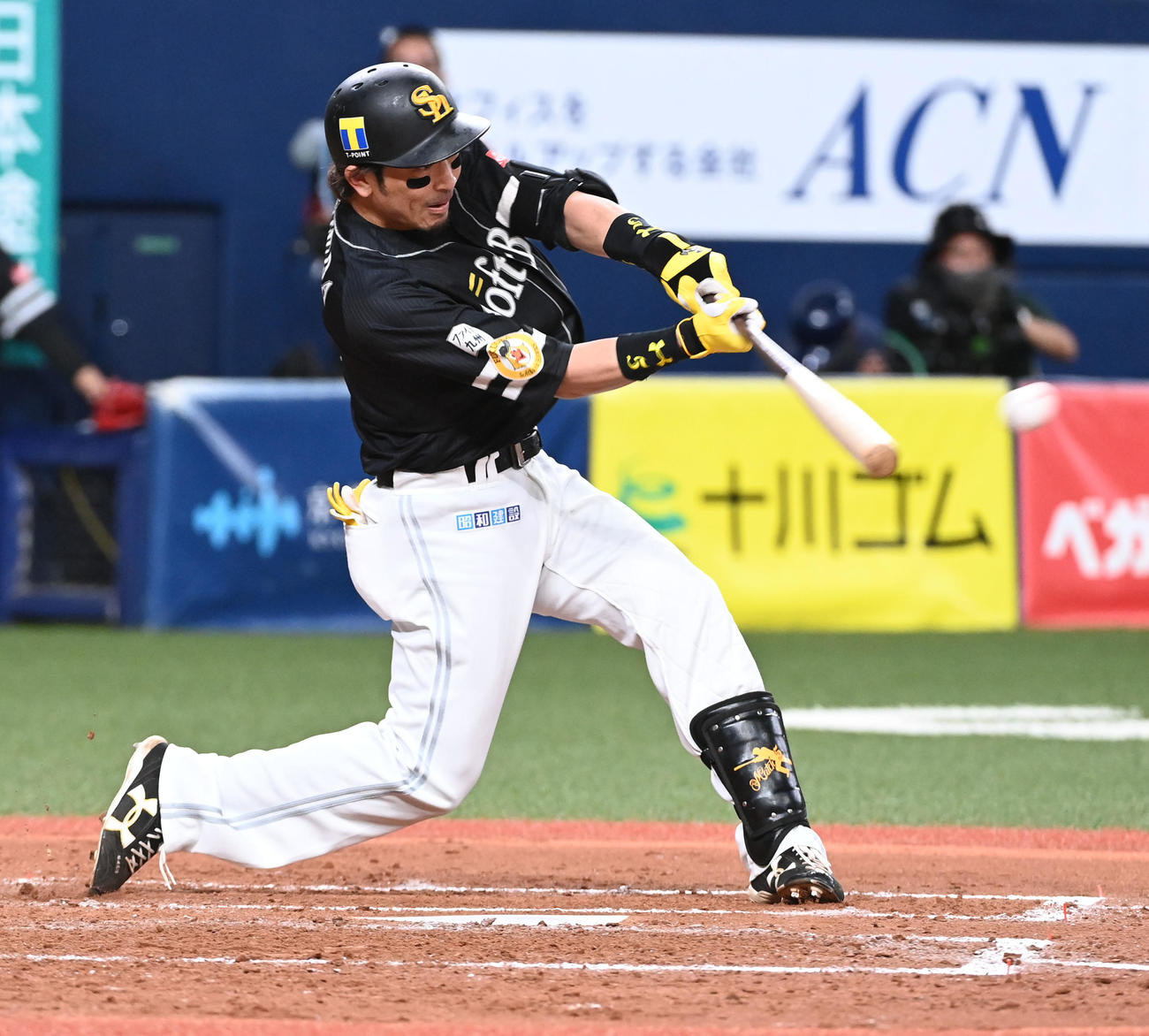 オリックス対ソフトバンク　5回表ソフトバンク1死三塁、松田は先制の左前適時打を放つ（撮影・前岡正明）