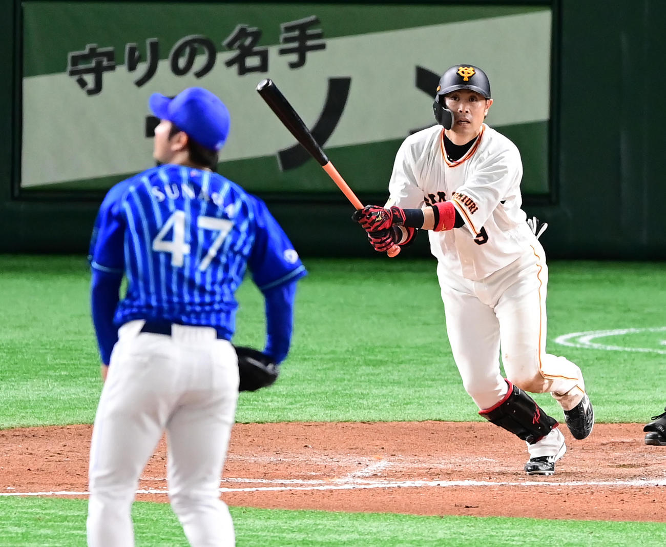 巨人対DeNA 7回裏巨人1死満塁、亀井はDeNA2番手で登板した砂田（左）から勝ち越しの中犠飛を放つ（撮影・小沢裕）