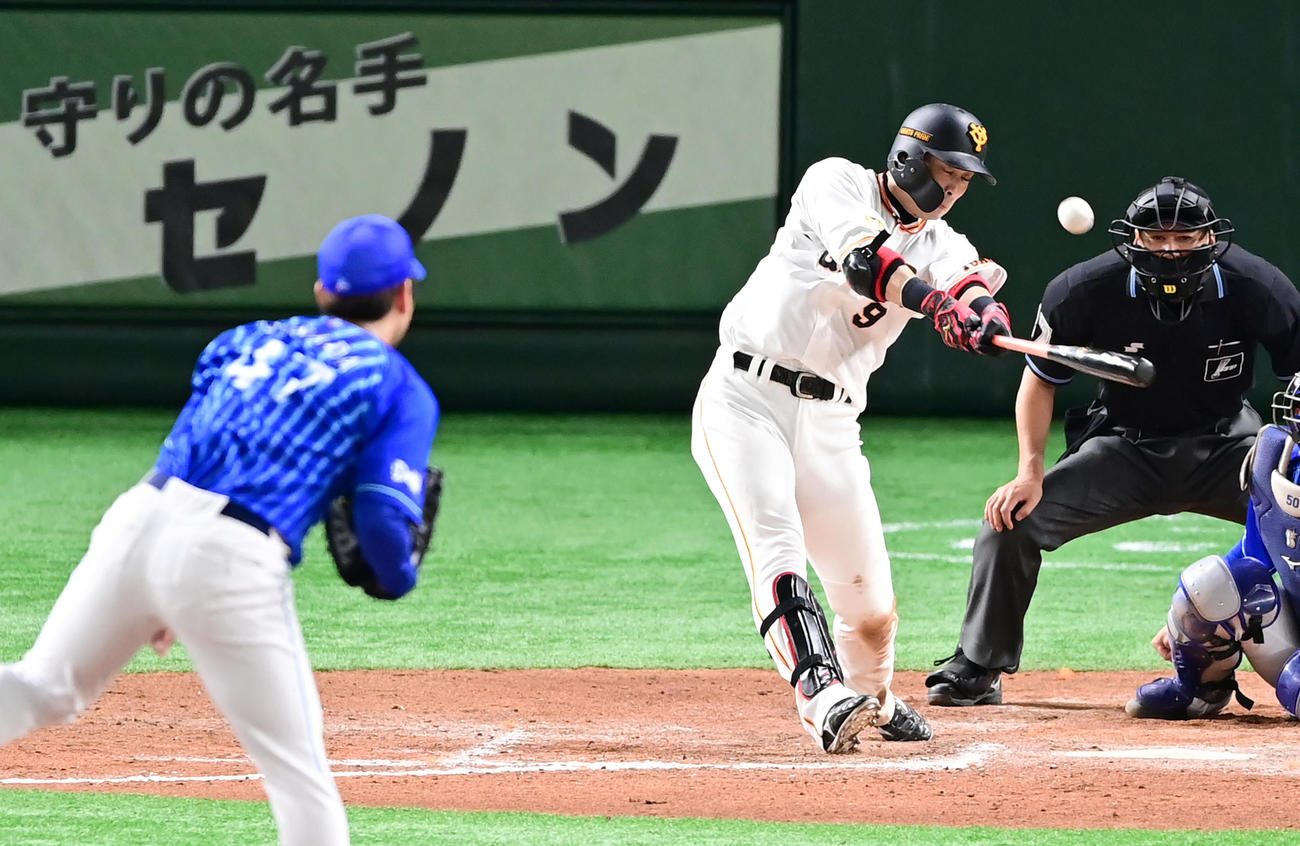 巨人対DeNA 7回裏巨人1死満塁、亀井はDeNA2番手で登板した砂田（左）から勝ち越しの中犠飛を放つ（撮影・小沢裕）