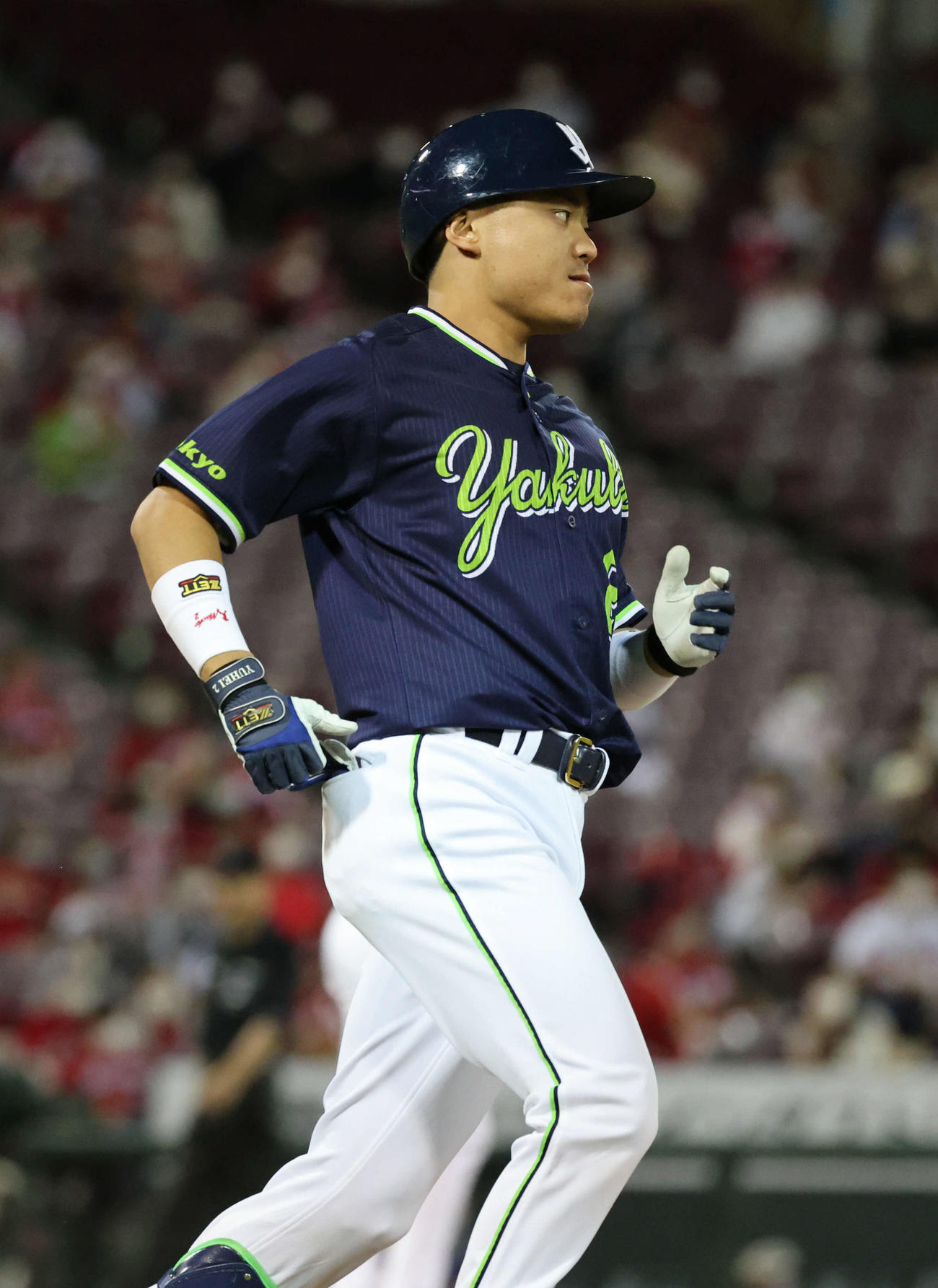 広島対ヤクルト　8回表ヤクルト1死三塁、勝ち越し打の中村（撮影・加藤孝規）