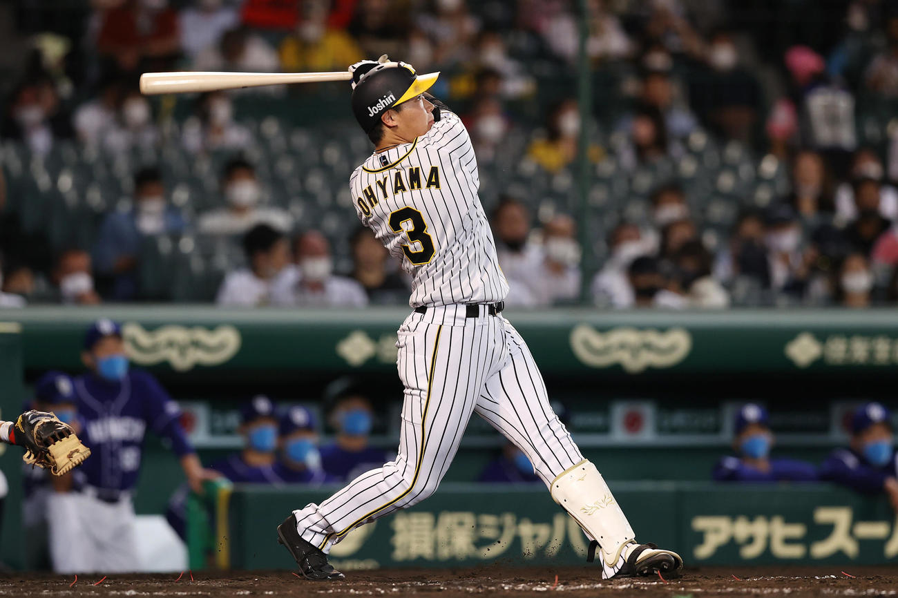 阪神対中日　4回裏阪神無死一塁、先制の中越え2点本塁打を放つ大山（撮影・前田充）