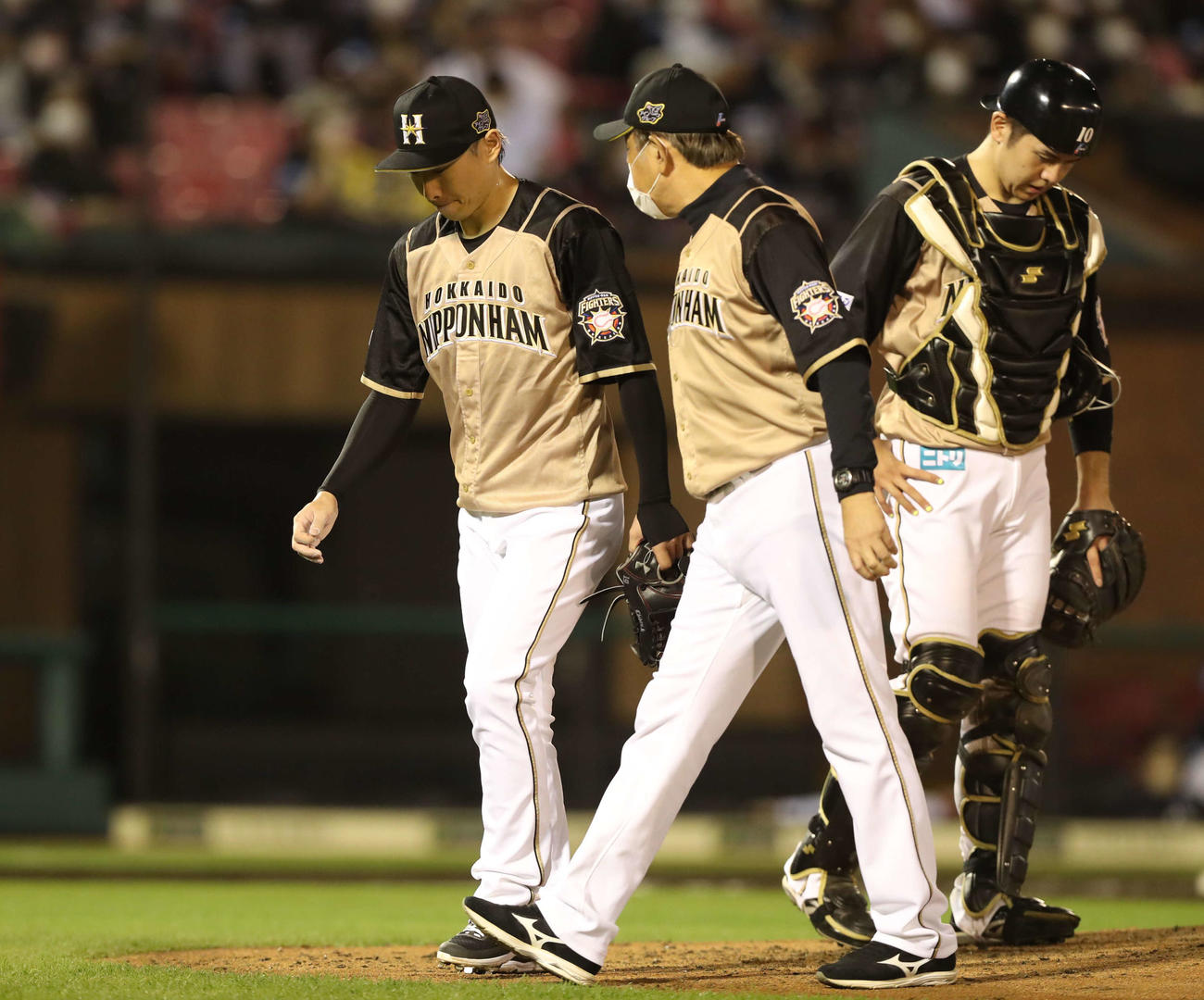楽天対日本ハム　4回途中降板する金子（撮影・黒川智章）