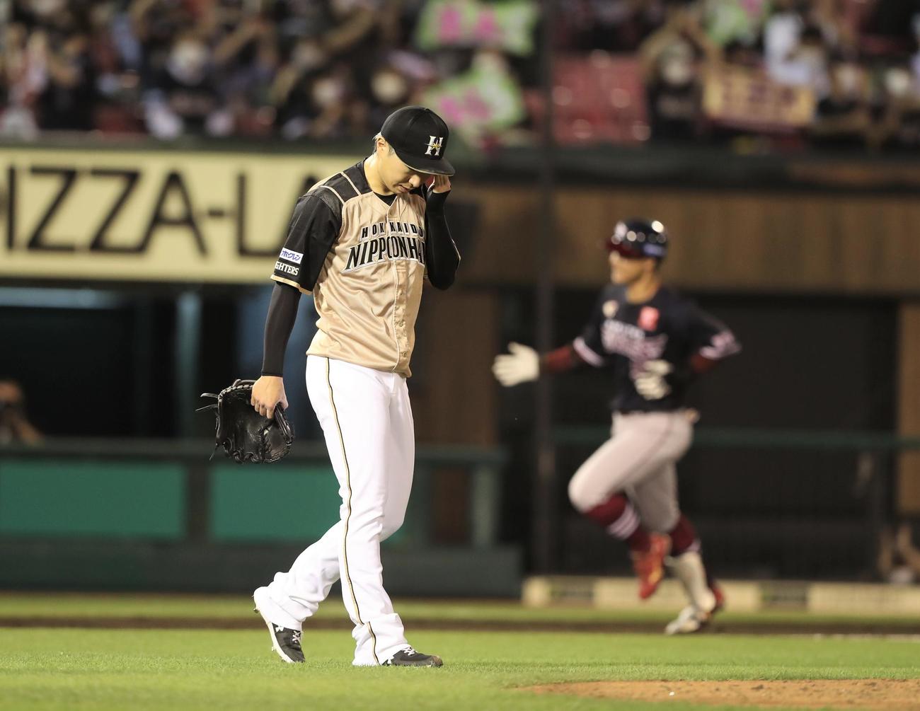 楽天対日本ハム　4回裏楽天1死一塁、茂木に中越え2点本塁打を浴びる金子（撮影・黒川智章）