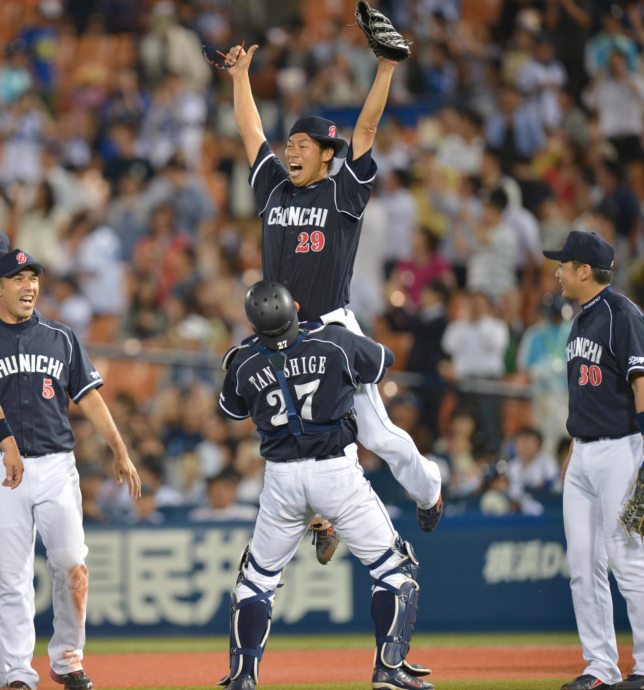 13年6月28日、DeNA戦で、ノーヒットノーランを達成し、谷繁に持ち上げられる山井