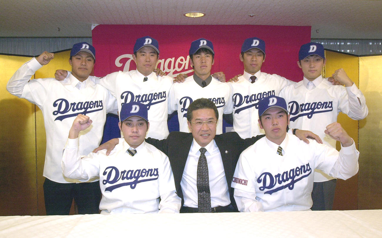 01年、中日への新入団発表を行った山井（後列右から2人目）。他は前列左から田上秀則、山田監督、前田章宏、後列左から都築克幸、前田新悟、久本祐一、1人おいて高橋聡文　