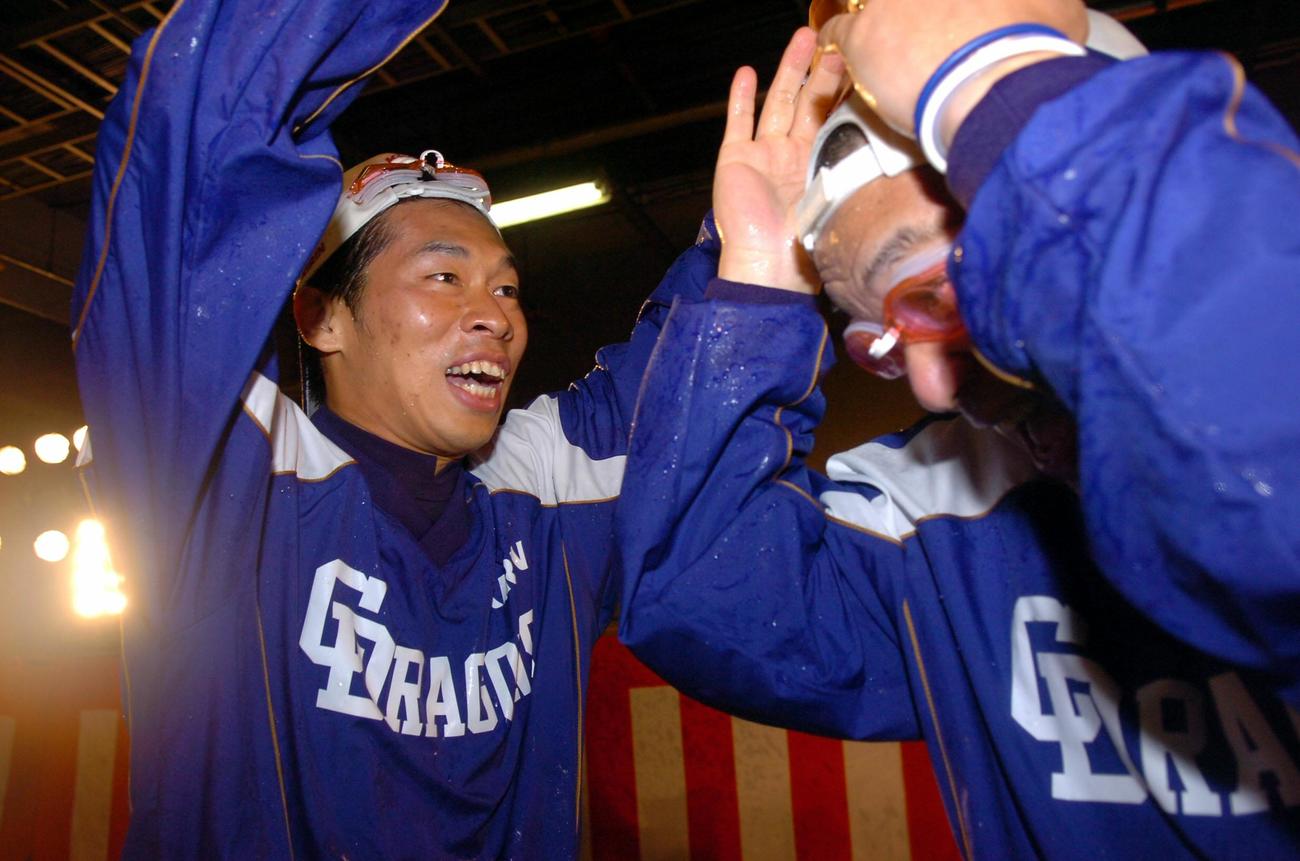 07年の日本シリーズで日本一となり、落合監督（右）にビールをかける山井