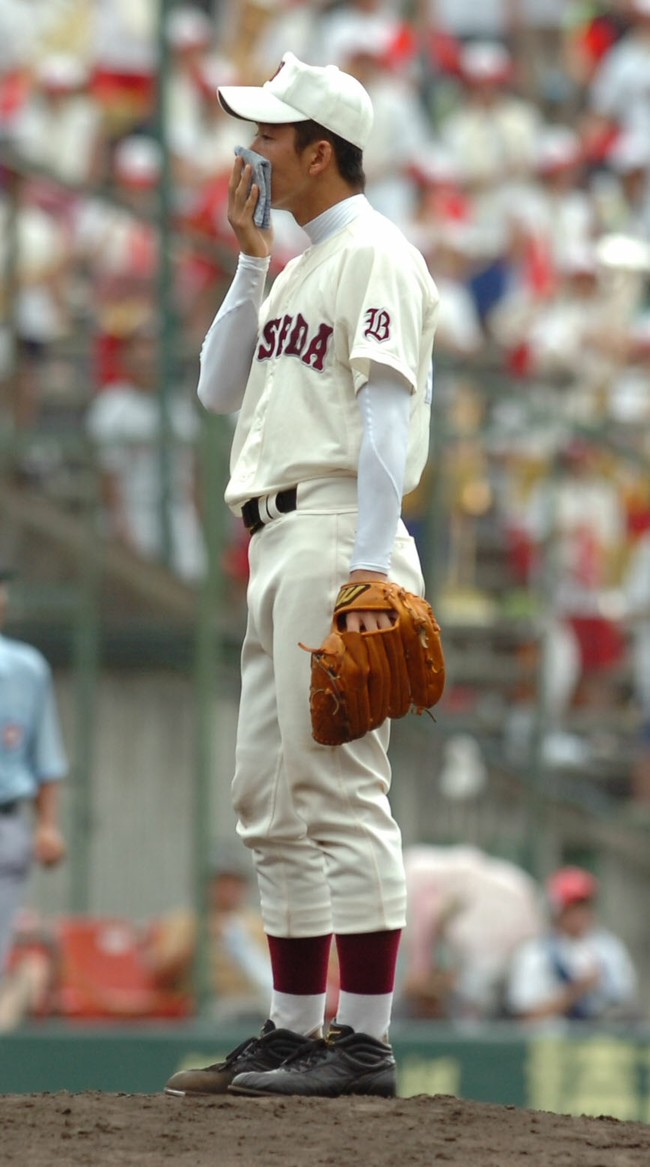 06年8月8月18日、第88回全国高校野球選手権大会・準々決勝　早実対日大山形　小さめのタオルで汗をぬぐう早実のエース斎藤佑樹