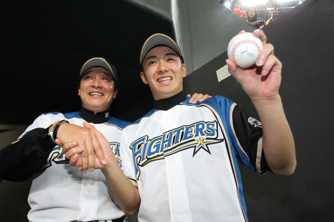 11年4月17日　日本ハム対ロッテ　プロ初勝利を挙げた日本ハム斎藤佑樹（右）はウイニングボールを手に梨田昌孝監督と握手を交わす