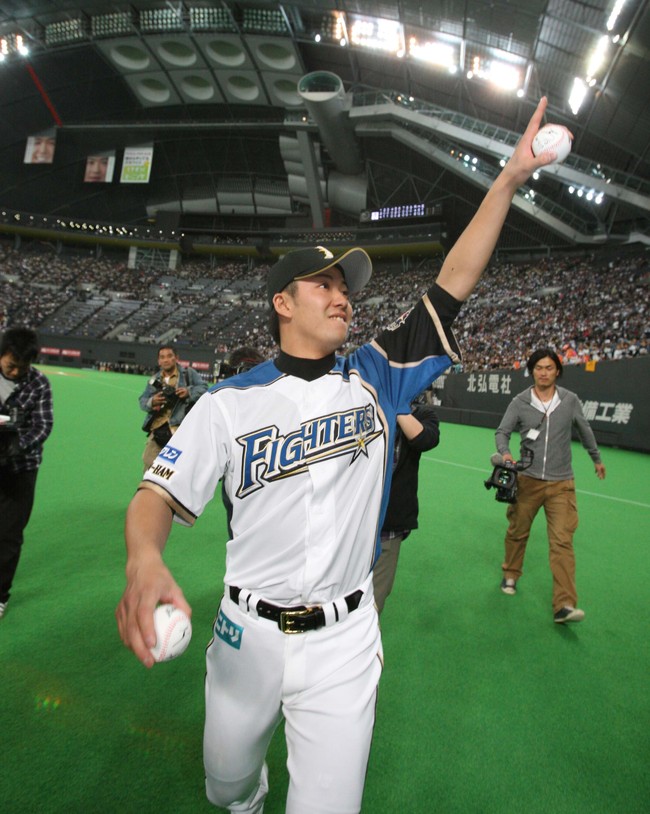 11年4月17日　日本ハム対ロッテ　プロ初勝利を挙げた日本ハム斎藤佑樹はプレゼント用のボールを手にスタンドを指さす
