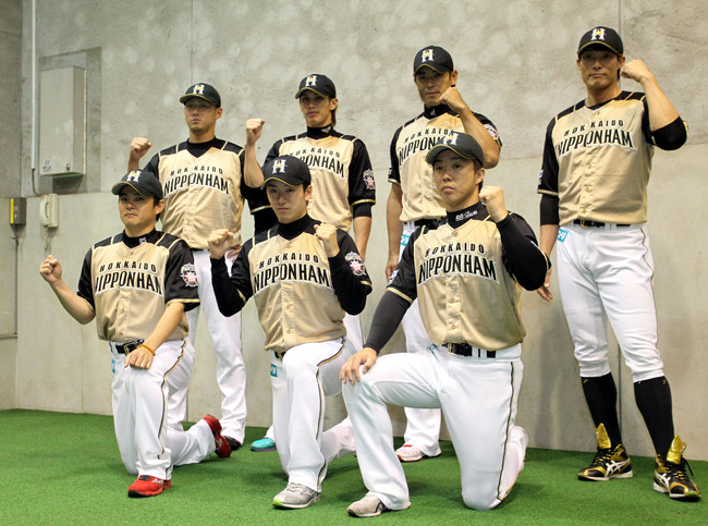 12年6月24日　ファン投票でオールスター出場が決まり気合を入れる日本ハムの７人衆。（前列右から）鶴岡慎也、斎藤佑樹、武田久、（後列右から）糸井嘉男、稲葉篤紀、陽岱鋼、中田翔