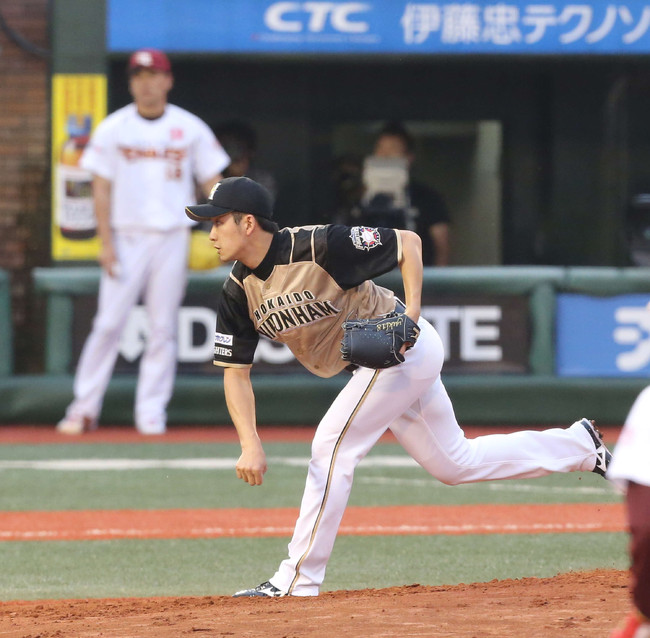 12年7月13日　楽天対日本ハム　田中将大（後方）の前で力投する斎藤佑樹