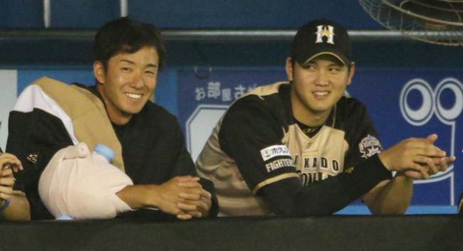 14年7月31日　ロッテ対日本ハム　大谷翔平（右）と並んで笑顔で試合を見守る日本ハム斎藤佑樹