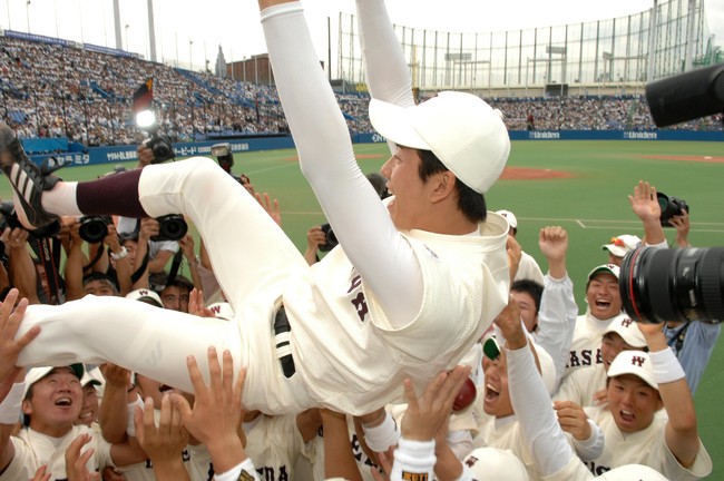 07年6月2日、東京6大学　早大対慶大　東京6大学で優勝を果たしナインから胴上げされる1年生の早大・斎藤佑樹