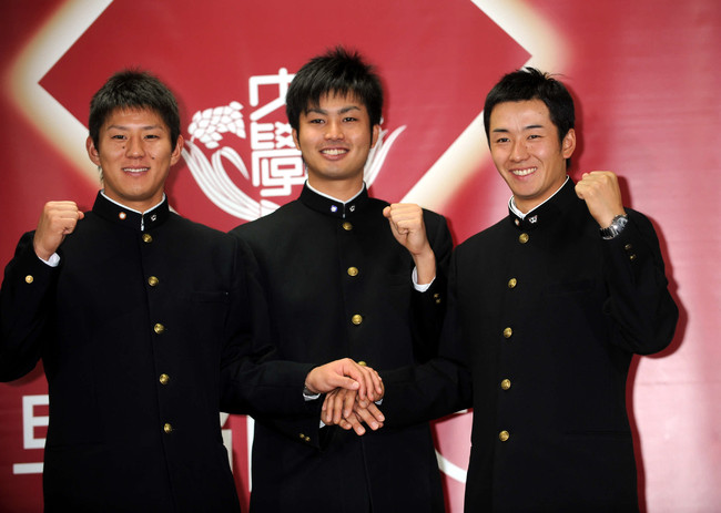 10年11月4日　早大ドラフト1位指名会見　ドラフト1位指名を受けた会見の後、笑顔でポーズをとる左から早大・福井優也、早大・大石達也、早大・斎藤佑樹