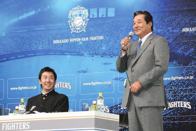 10年12月9日　日本ハム入団セレモニーに学生服で臨む斎藤佑樹（左）と梨田昌孝監督