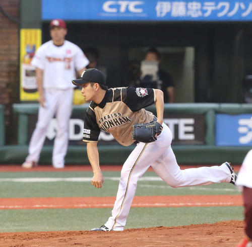 12年7月13日 楽天対日本ハム 田中将大(後方)の前で力投する斎藤佑樹