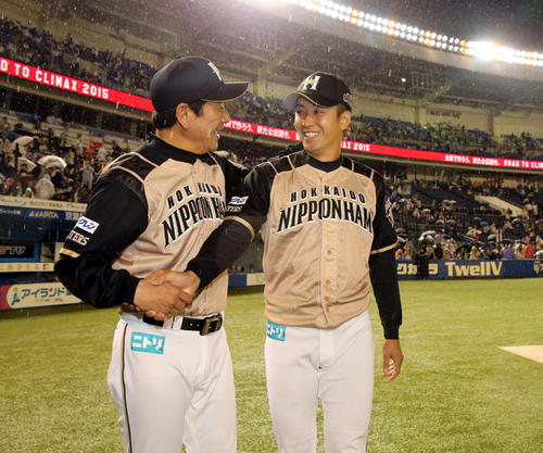 15年9月16日 ロッテ対日本ハム この年初勝利した斎藤佑樹投手(右)は栗山英樹監督から祝福され笑顔