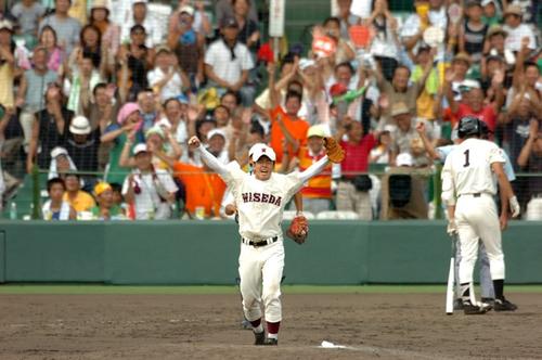 06年夏の甲子園で駒大苫小牧・田中将大(右)を三振に仕留め優勝した早実・斎藤佑樹