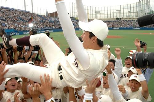07年6月2日、東京6大学 早大対慶大 東京6大学で優勝を果たしナインから胴上げされる1年生の早大・斎藤佑樹